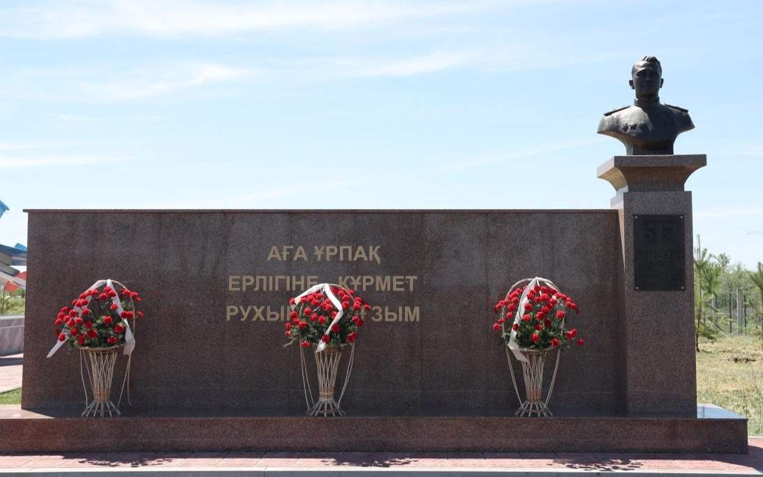 В-Казахстане-почтение-и-уважение-к-героям-—-Ерлан-Карин
