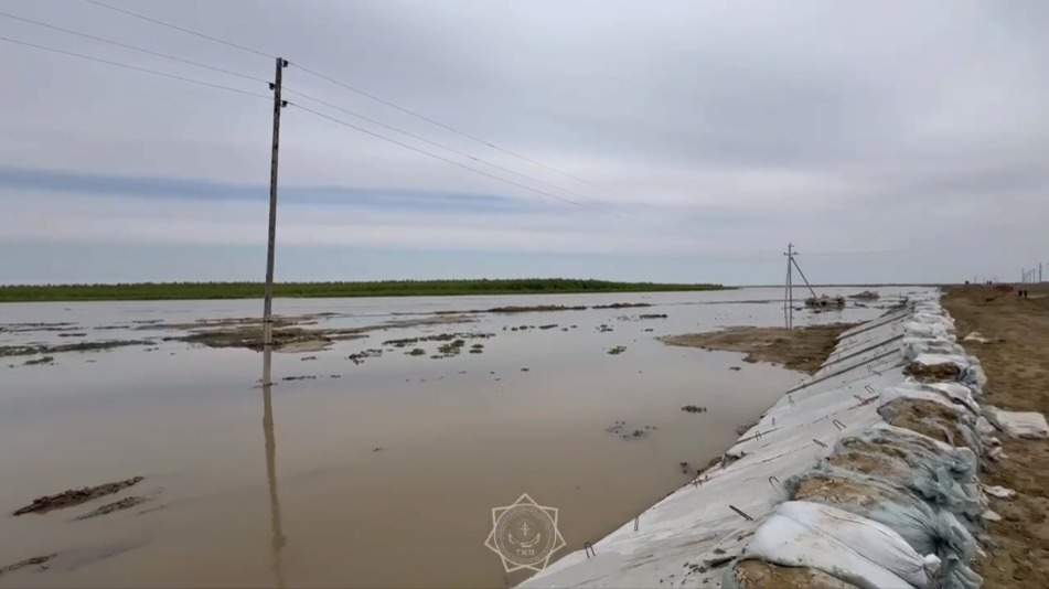 Продолжается-борьба-с-наводнением-в-Атырауской-области:-дамбы-выдерживают-напор-воды