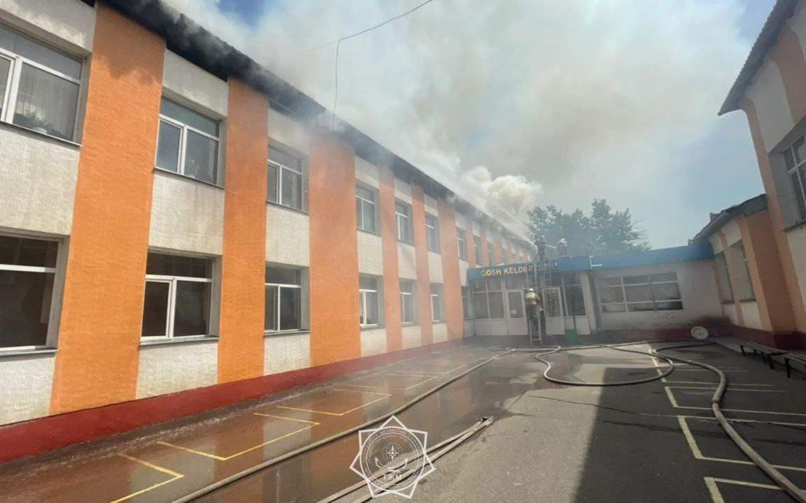 Пожар-на-крыше-школы-в-Шымкенте