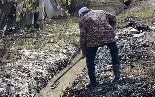 15-летний-доброволец-Тамир-помогает-городу-Петропавловск-во-время-наводнения