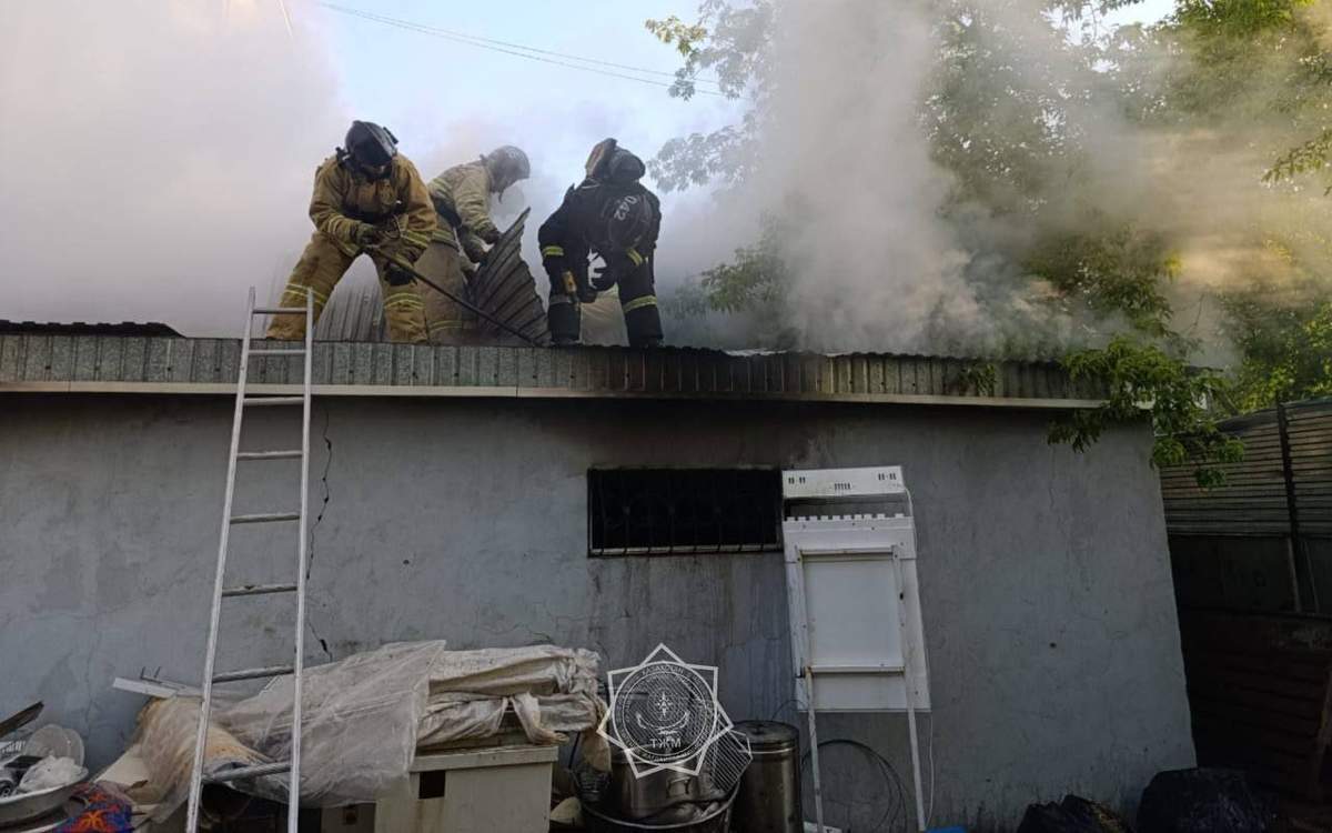 40-человек-были-спасены-из-за-пожара-в-мини-пекарне-в-пятиэтажном-доме-в-Актобе