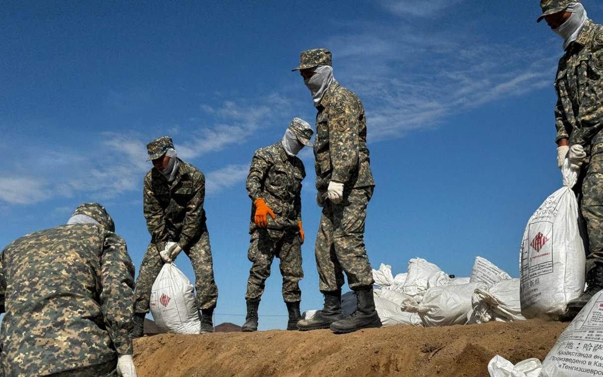 Военные Нацгвардии выгрузили 2 700 тонн гуманитарной помощи для пострадавших от наводнений