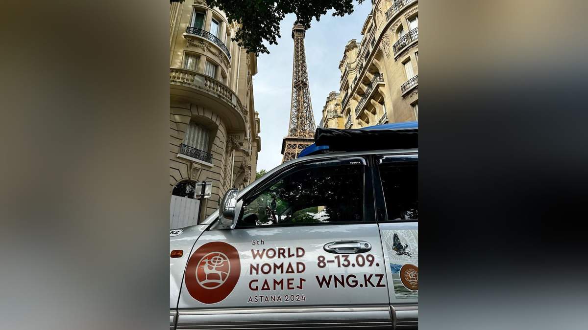 Автомобиль в стиле 5-х Всемирных игр кочевников прибыл в Париж