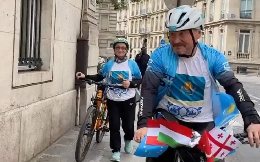 Казахстанский пенсионер на велосипеде добрался из Актау до Парижа