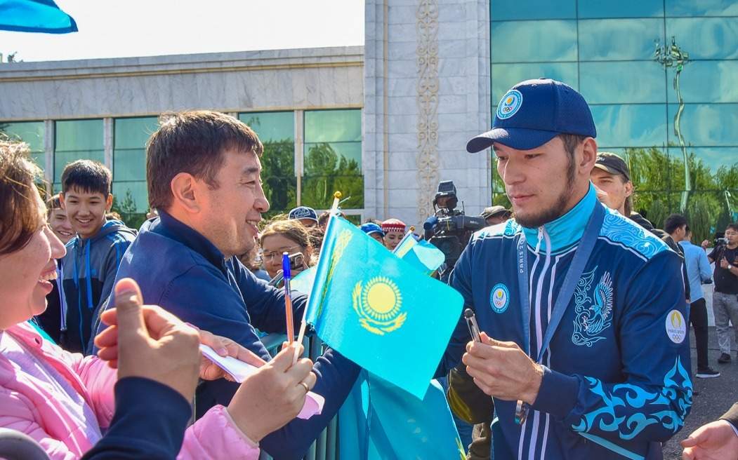 Нурбек Оралбай прилетел в Астану после победы на Олимпийских играх в Париже