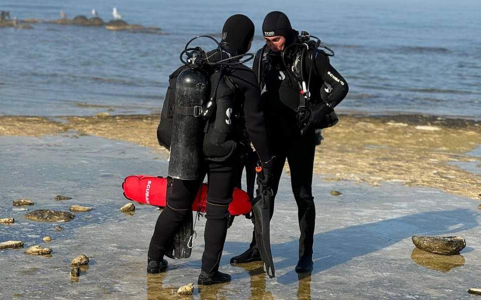 Военные водолазы провели уборку дна Каспийского моря в городе Актау