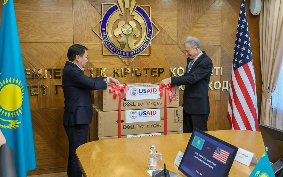 USAID передал Казахстану оборудование для таможенной системы