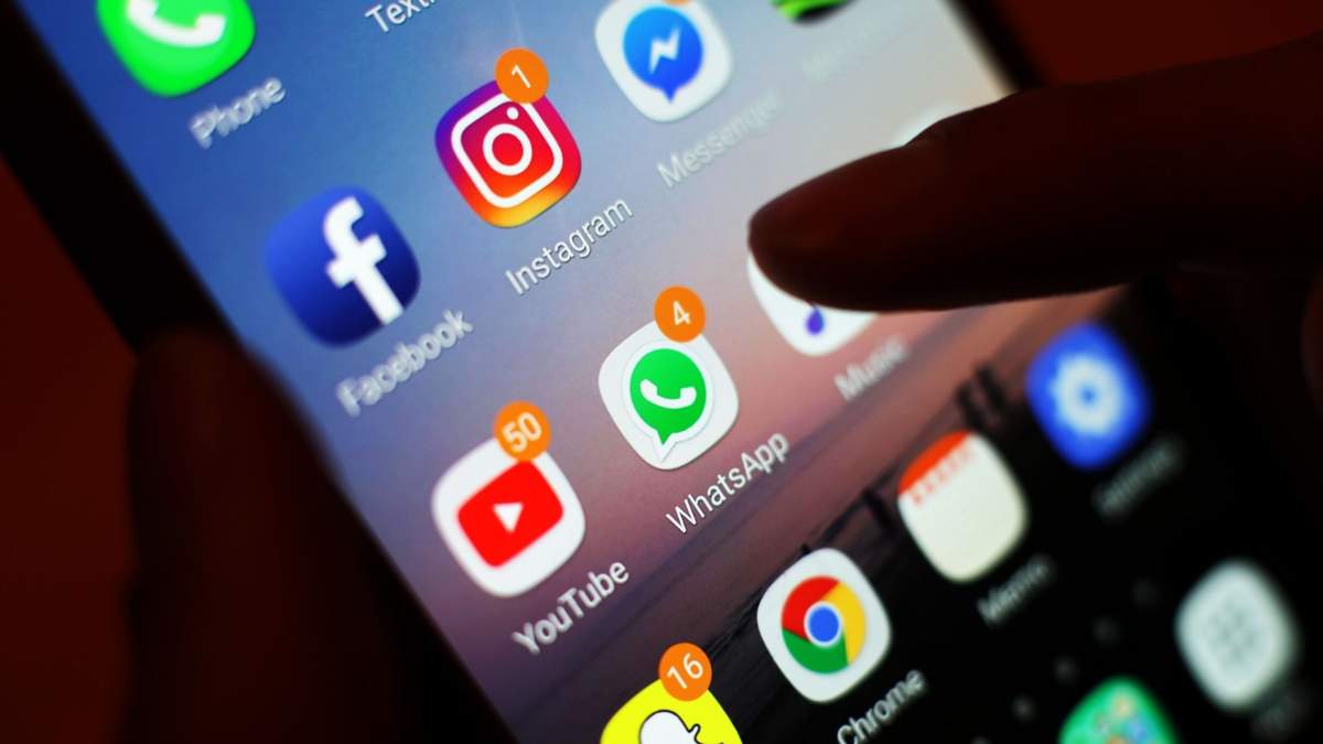 Крупная компания коллективно уволила курьеров через WhatsApp в Бельгии