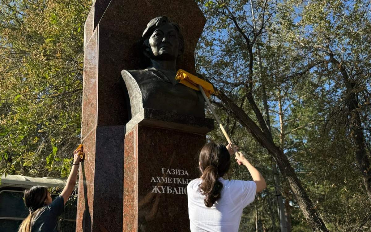 «Таза Қазақстан»: в Актюбинской области прошла акция «Памятник – история страны»