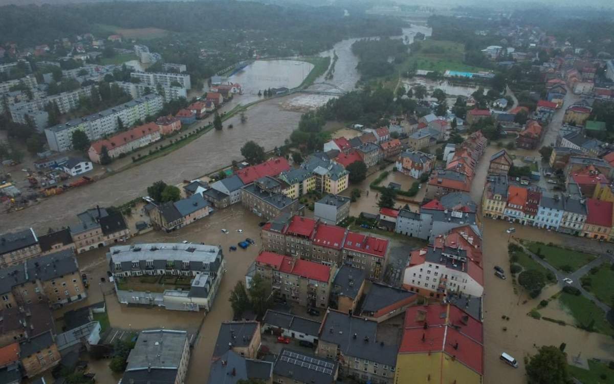 Вода прорвала насыпи. Мы тонем — мэр польского города призвал к помощи