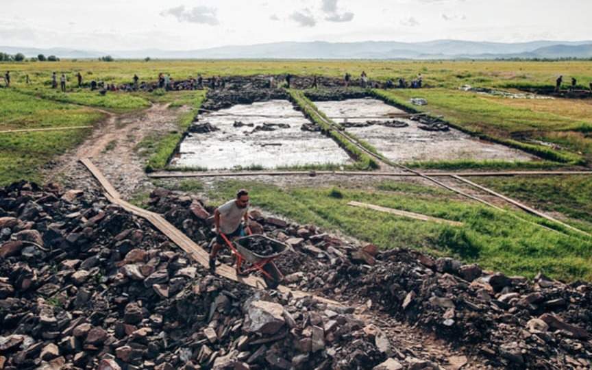 Украшения-из-золота,-акинак-и-каменные-стелы-нашли-в-скифском-кургане-в-Туве