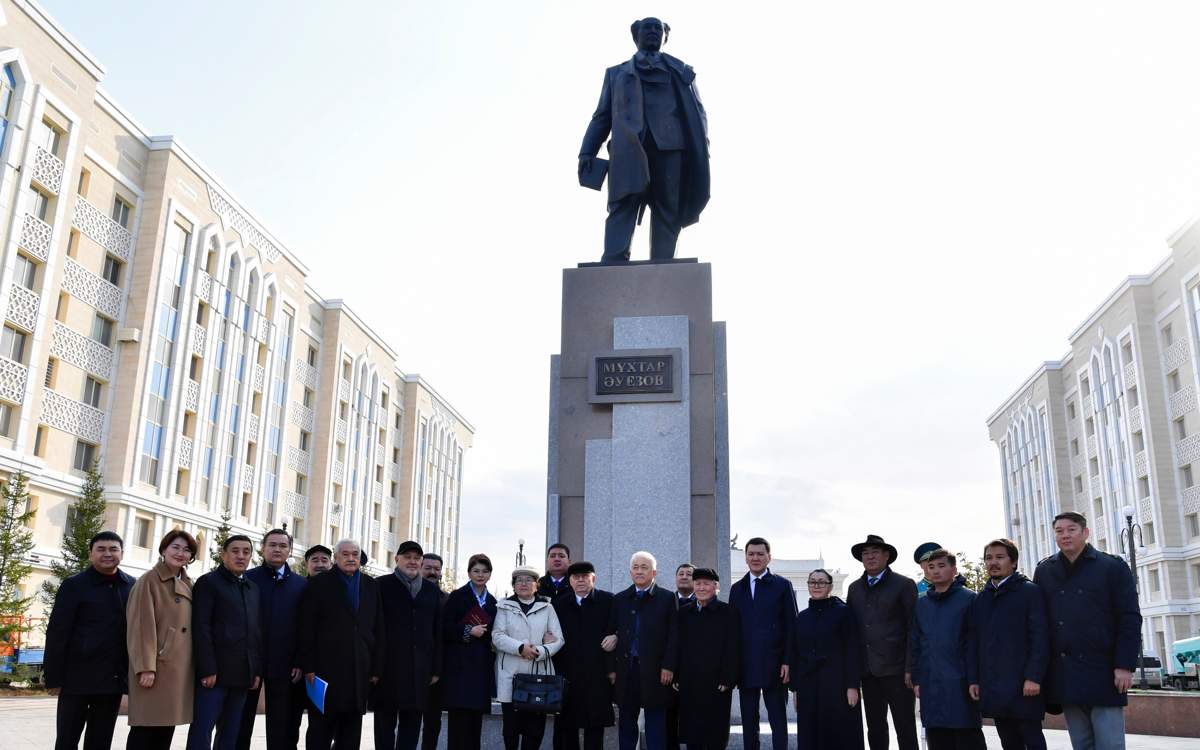 Памятник-Мухтару-Ауэзову-открыли-в-Астане