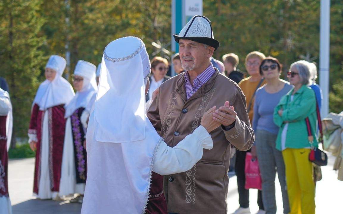 Концерт в честь Международного дня пожилых прошел в парке Астаны