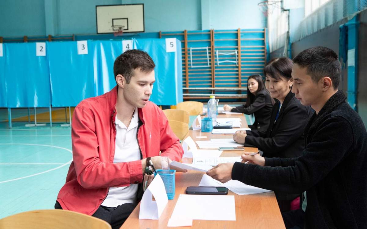 Нариман-Курбанов-и-Ольга-Рыпакова-проголосовали-на-референдуме-по-АЭС