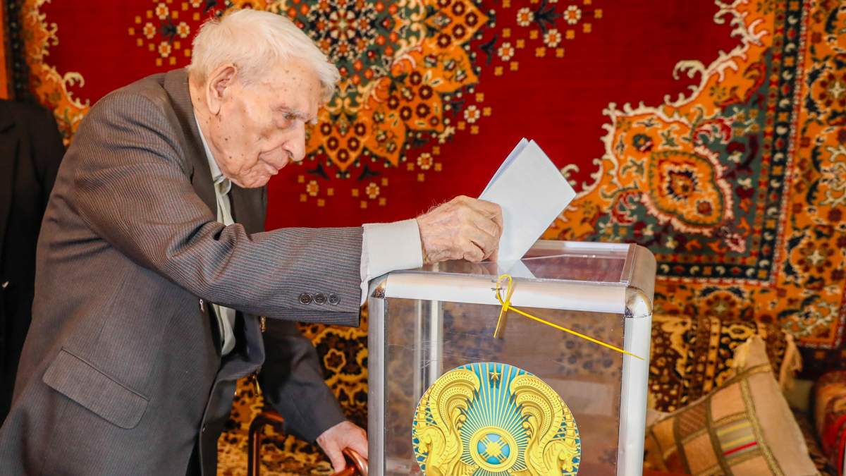 100-летний-ветеран-сделал-свой-выбор-на-референдуме-в-Алматы