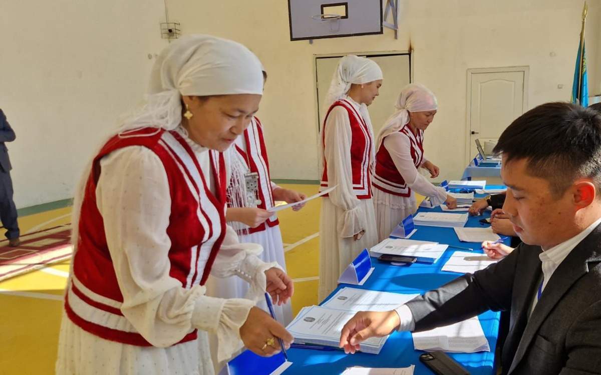 Девять невесток из одной семьи проголосовали в Мангистауской области