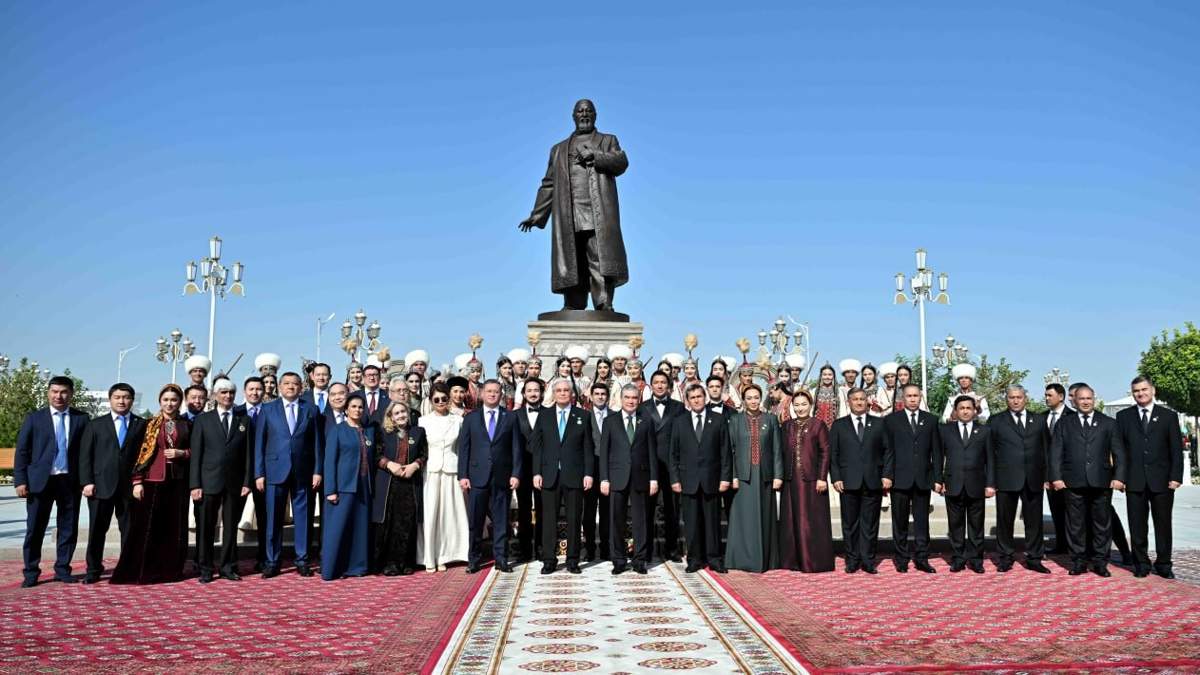 Памятник-Абаю-открыли-в-Ашхабаде