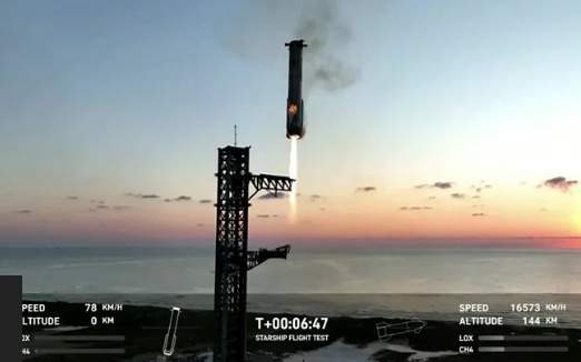 Ускоритель ракеты SpaceX впервые успешно сел обратно на космодром после старта