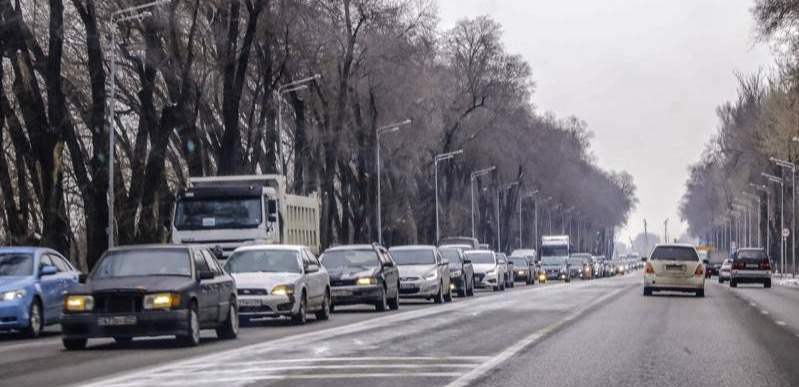 Полиция Алматы призывает водителей «переобуться» из-за снегопада