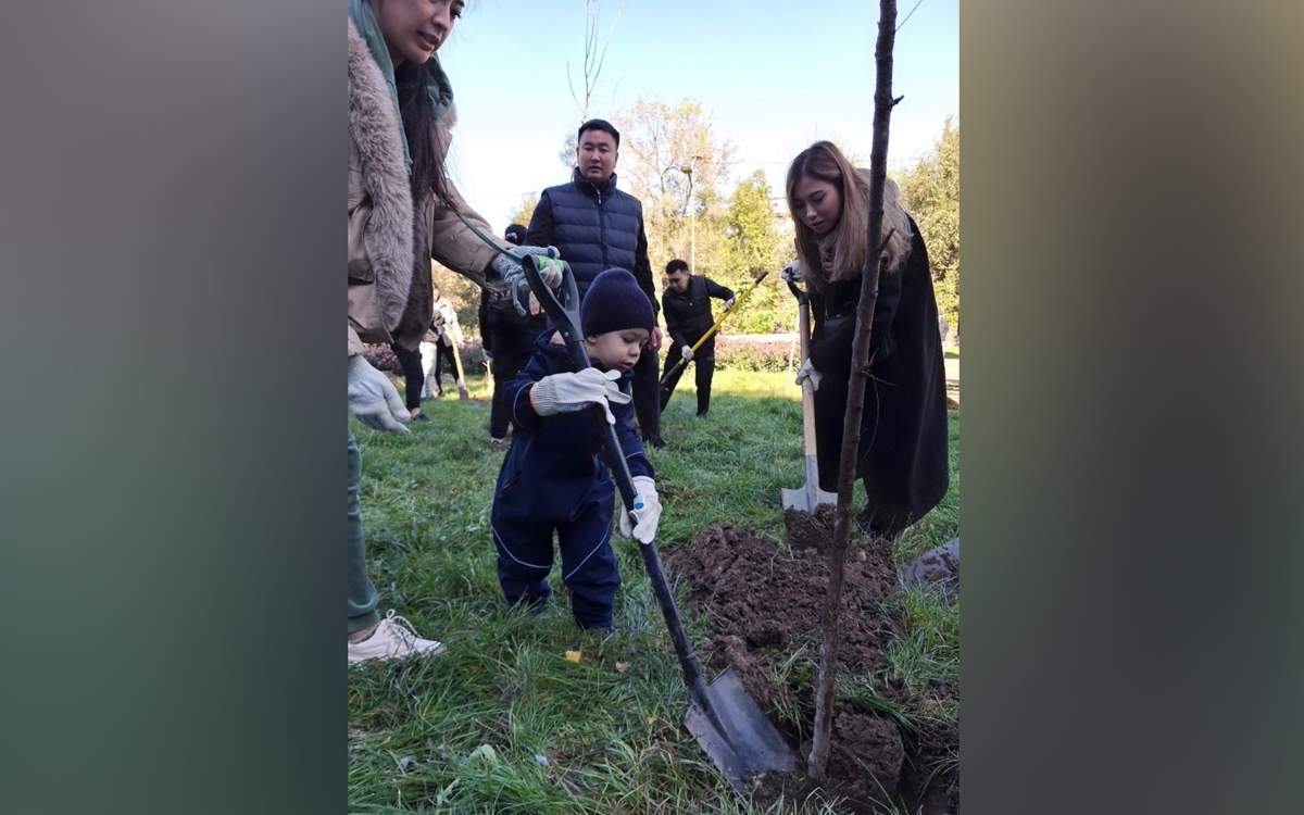 В Алматы проходит масштабная уборка и посадка саженцев в рамках экоакции «Жарқын күз»