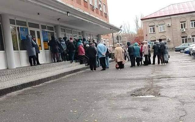 Очередь за бесплатными лекарствами образовалась в Восточно-Казахстанской области