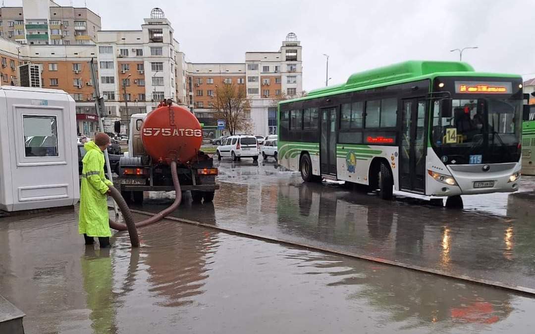 Улицы Атырау оказались под дождевой водой