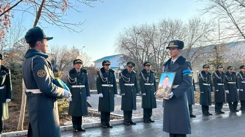 В Актобе простились с офицером, погибшим при падении вертолета