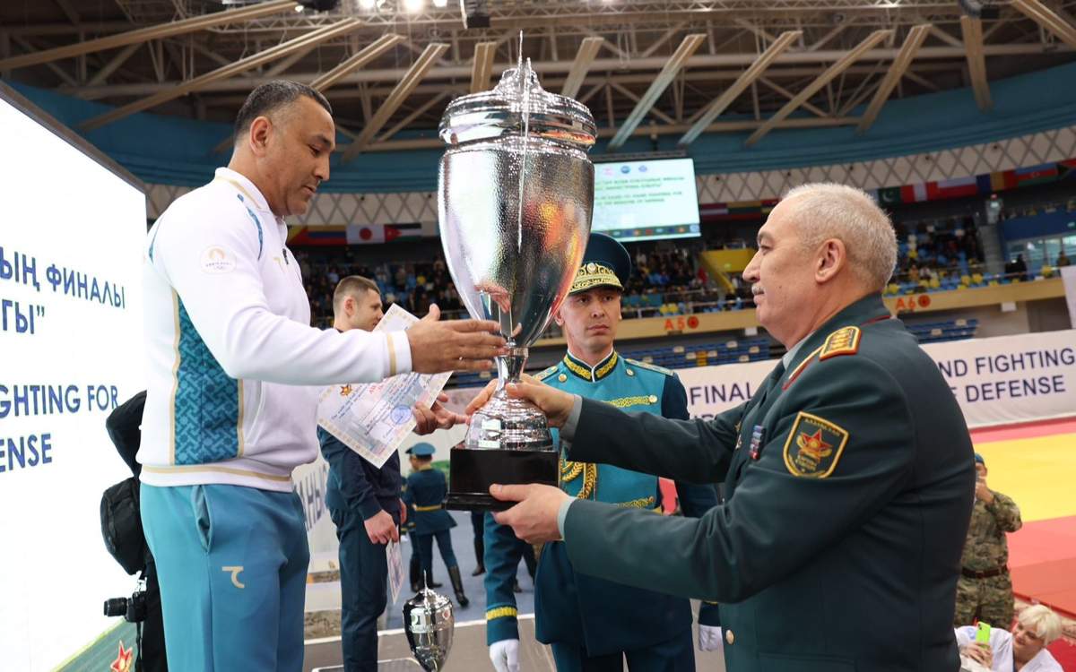 Чемпионов Кубка мира по рукопашному бою наградили в Астане