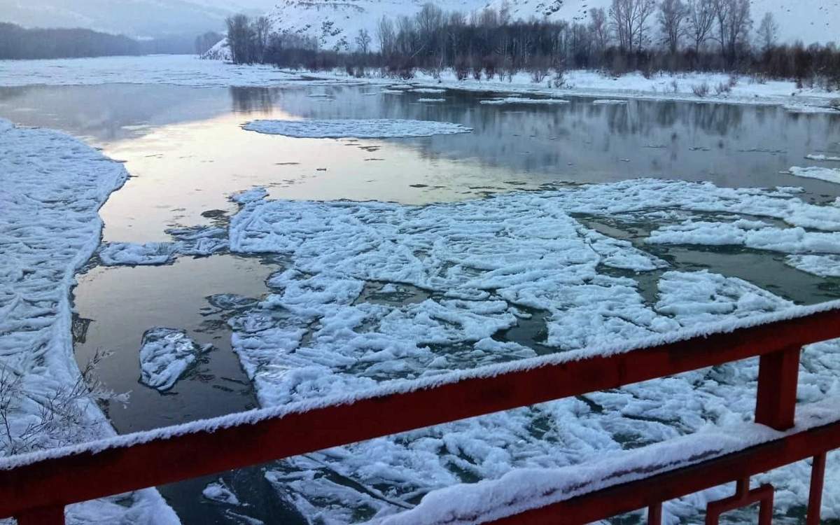 Уровень воды в реке Бухтарма поднялся из-за зажора льда