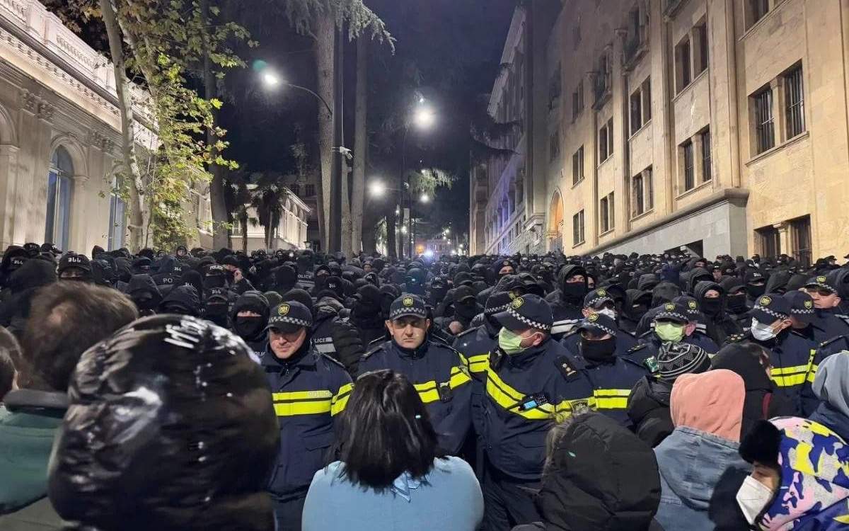 На митингах в Тбилиси у здания парламента пострадали 32 сотрудника МВД