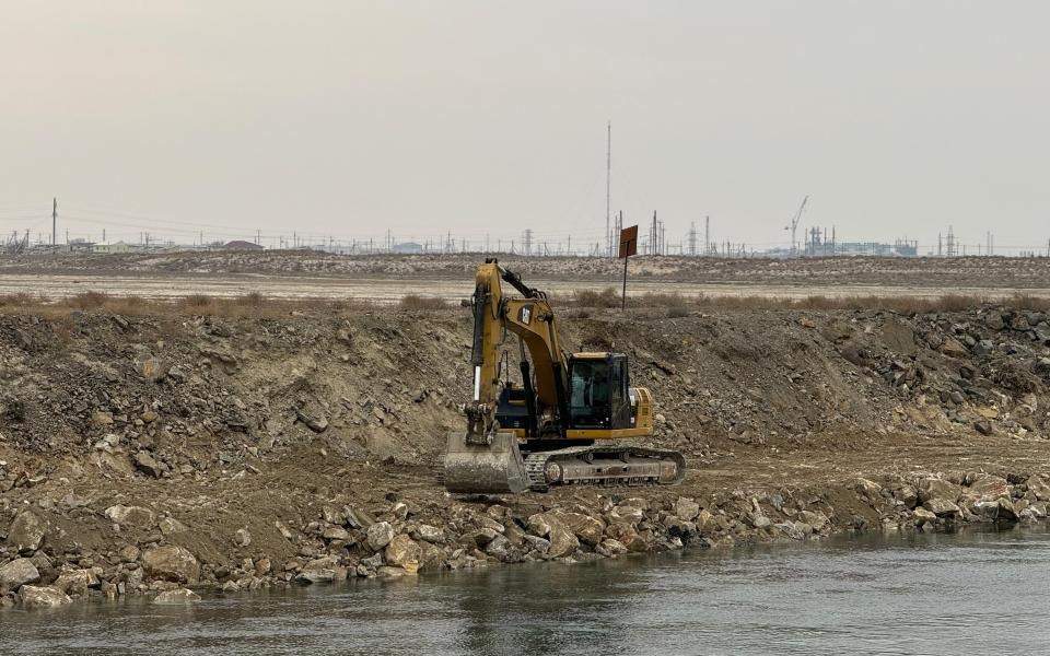 Из-за обмеления Каспийского моря в Актау углубляют каналы ТОО «МАЭК»