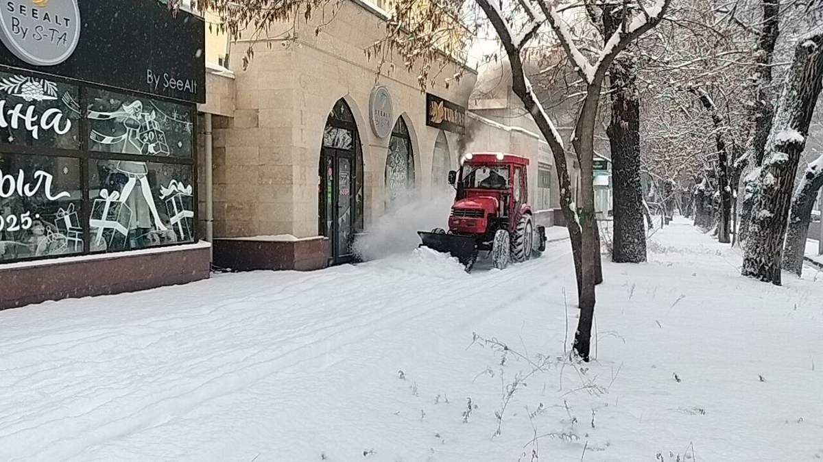 Снег в Алматы: более 1200 дорожных рабочих вышли на уборку