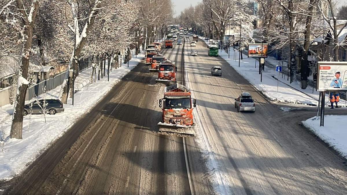 1200 кубометров снега вывезли из Алматы