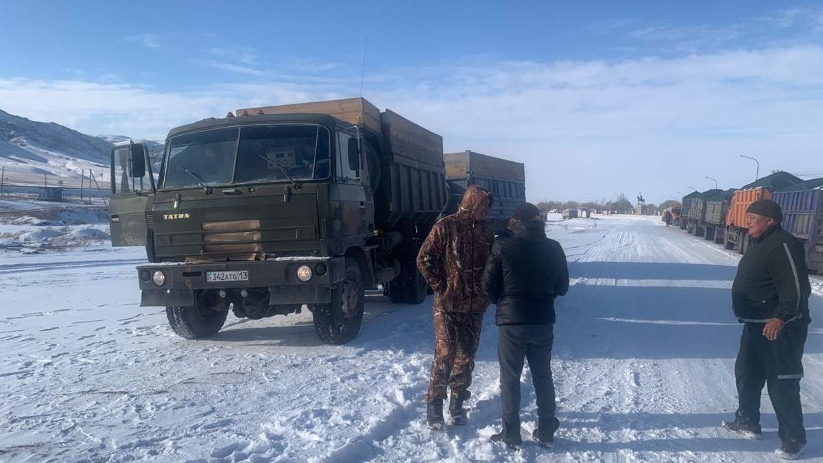 Сутками на морозе: фермеры Жетысу, сдающие сахарную свеклу, вынуждены стоять в очереди