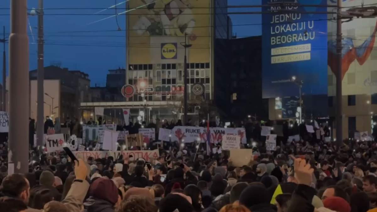 В центре Белграда протестующие из-за трагедии в Нови-Саде перекрыли дорогу