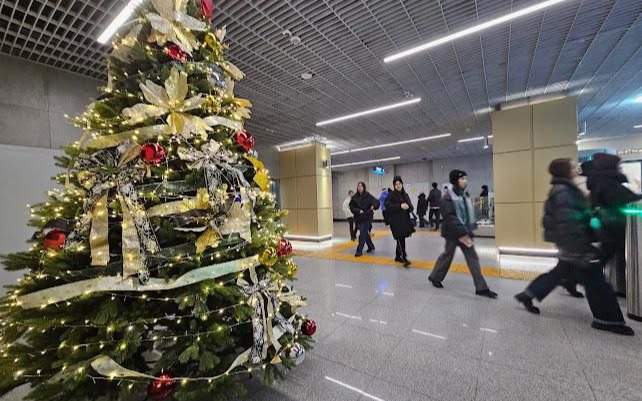 Метро Алматы украсили к Новому году