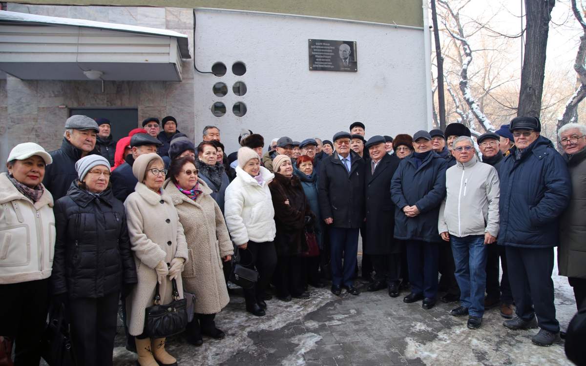 В Алматы установлена мемориальная доска в честь Тимофея Батурова