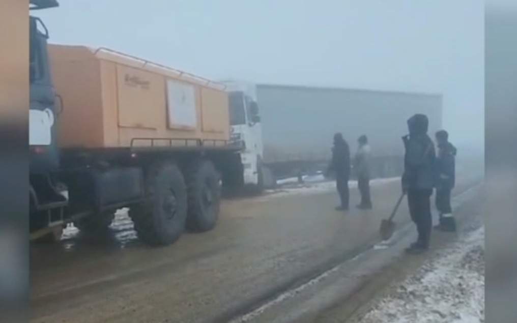 Десятки машин застряли в Туркестанской области из-за бурана