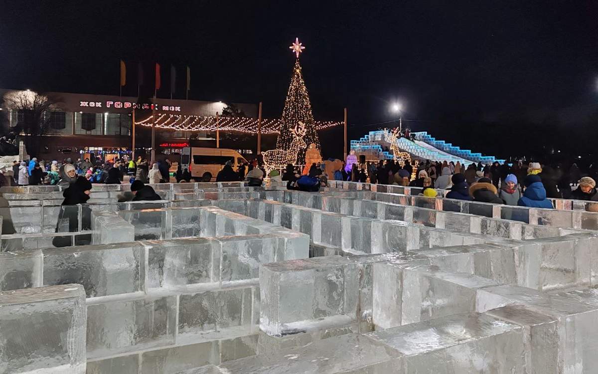 Ледовый городок в Рудном начал таять из-за плюсовой температуры