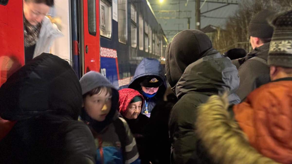 Казахстанцев перевозят поездами в связи с закрытием трасс