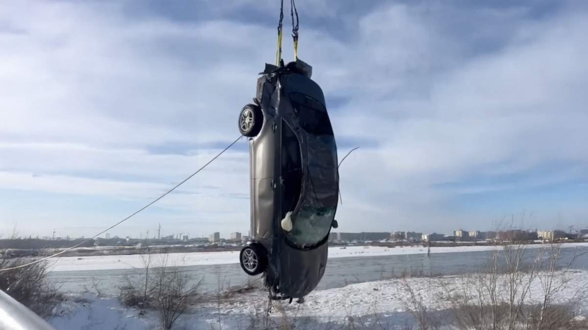 Упавшее в реку авто извлекли из воды в Семее