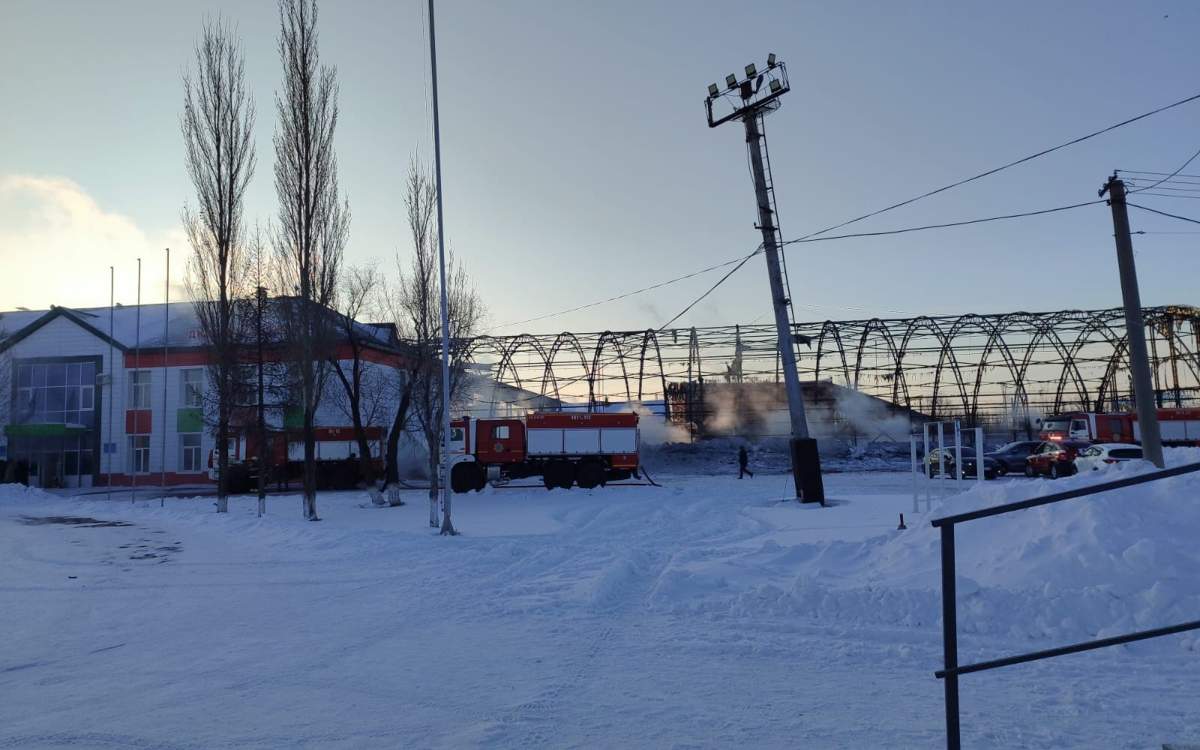 От футбольного манежа остался лишь каркас: в Петропавловске ликвидировали пожар на стадионе