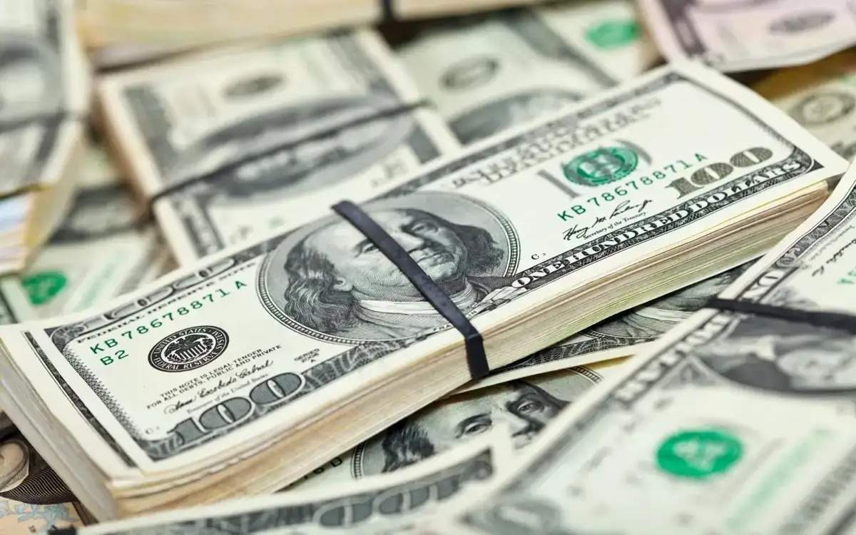 Доллар подорожал еще на 2 тенге