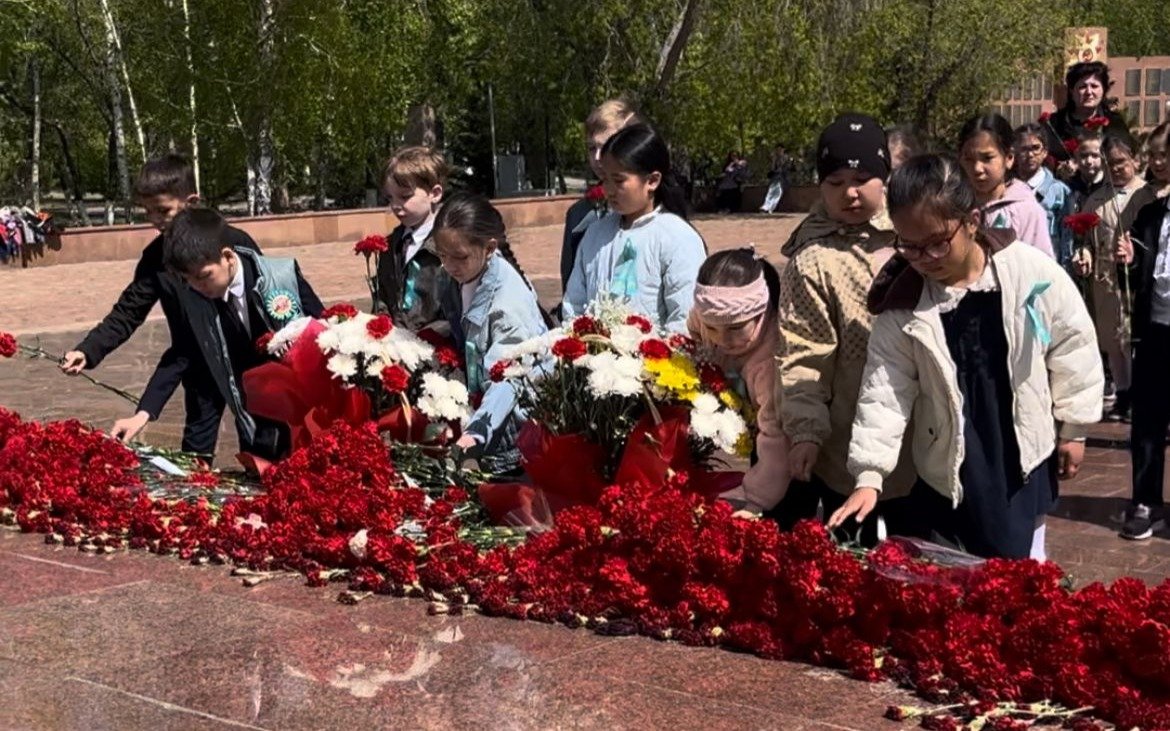 Павлодарцы-массово-несут-цветы-к-Обелиску-Славы