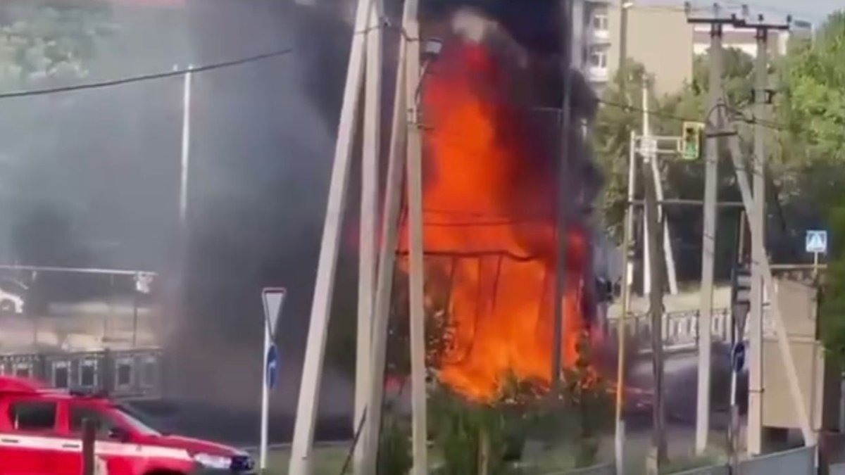 Горящая фура с 15 тоннами спичек парализовала движение в Шымкенте