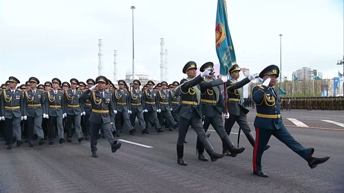 Военный-парад-в-Астане:-в-честь-80-летия-Победы-по-площади-«Қазақ-елі»-шагают-генералы
