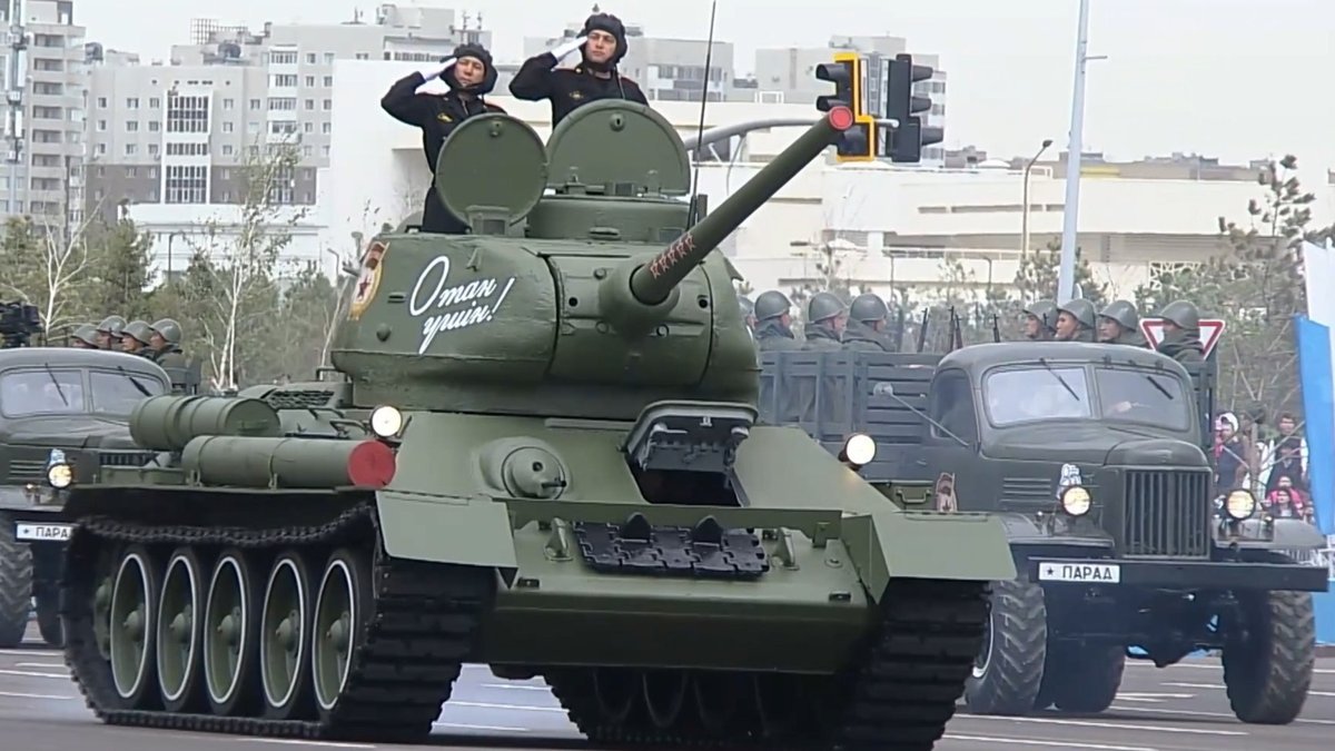 Легендарный танк Т-34 и «Катюшу» продемонстрировали на параде в Астане