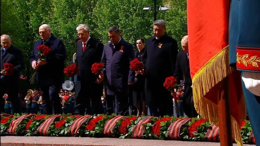 Президент Казахстана возложил цветы к могиле Неизвестного солдата