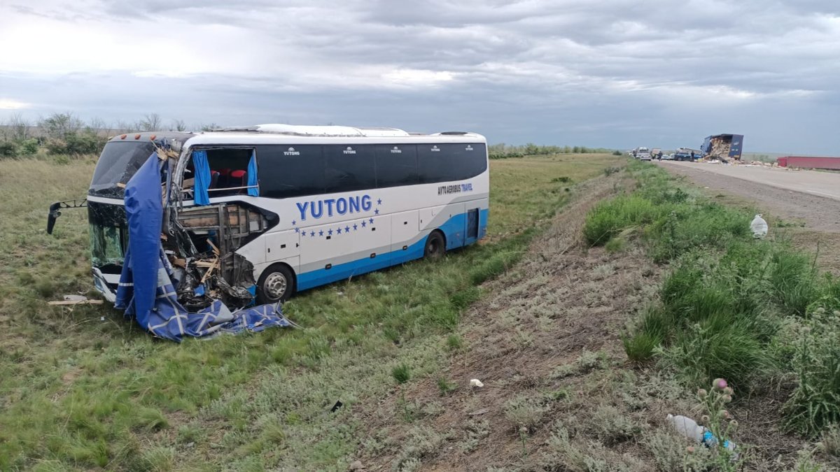 В Актобе столкнулись грузовик и автобус, погиб водитель