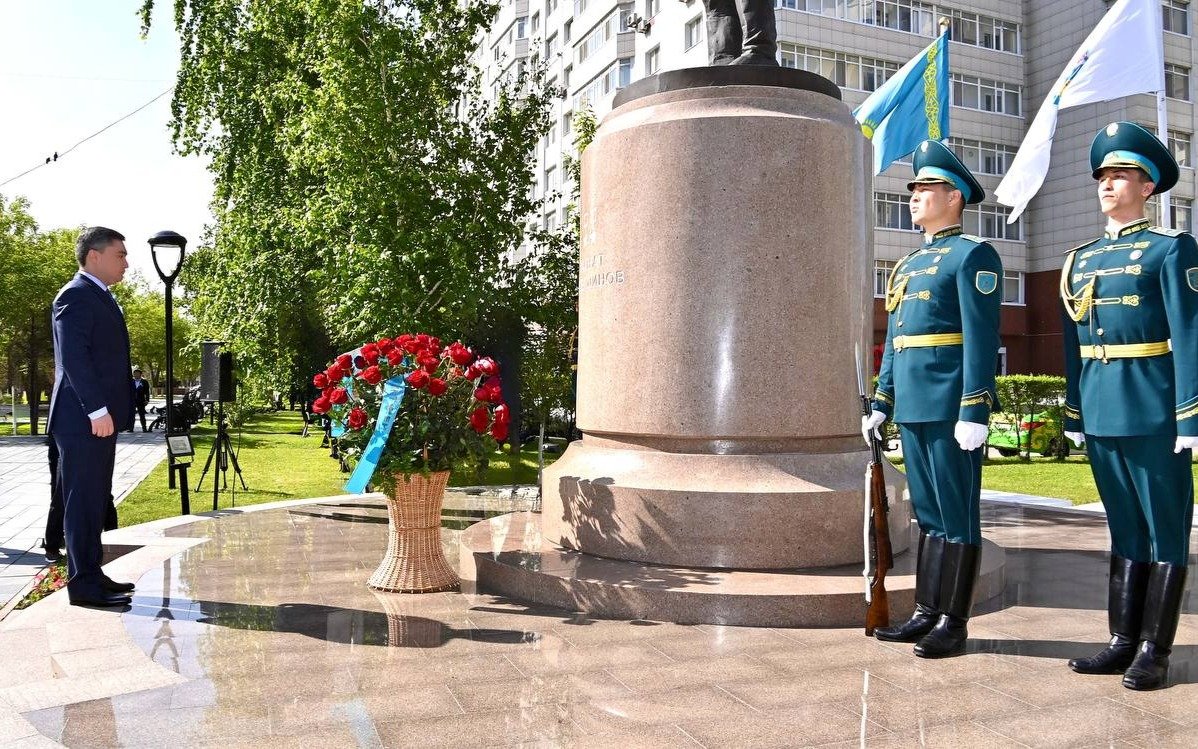 Олжас Бектенов возложил цветы к памятнику Талгату Бегельдинову